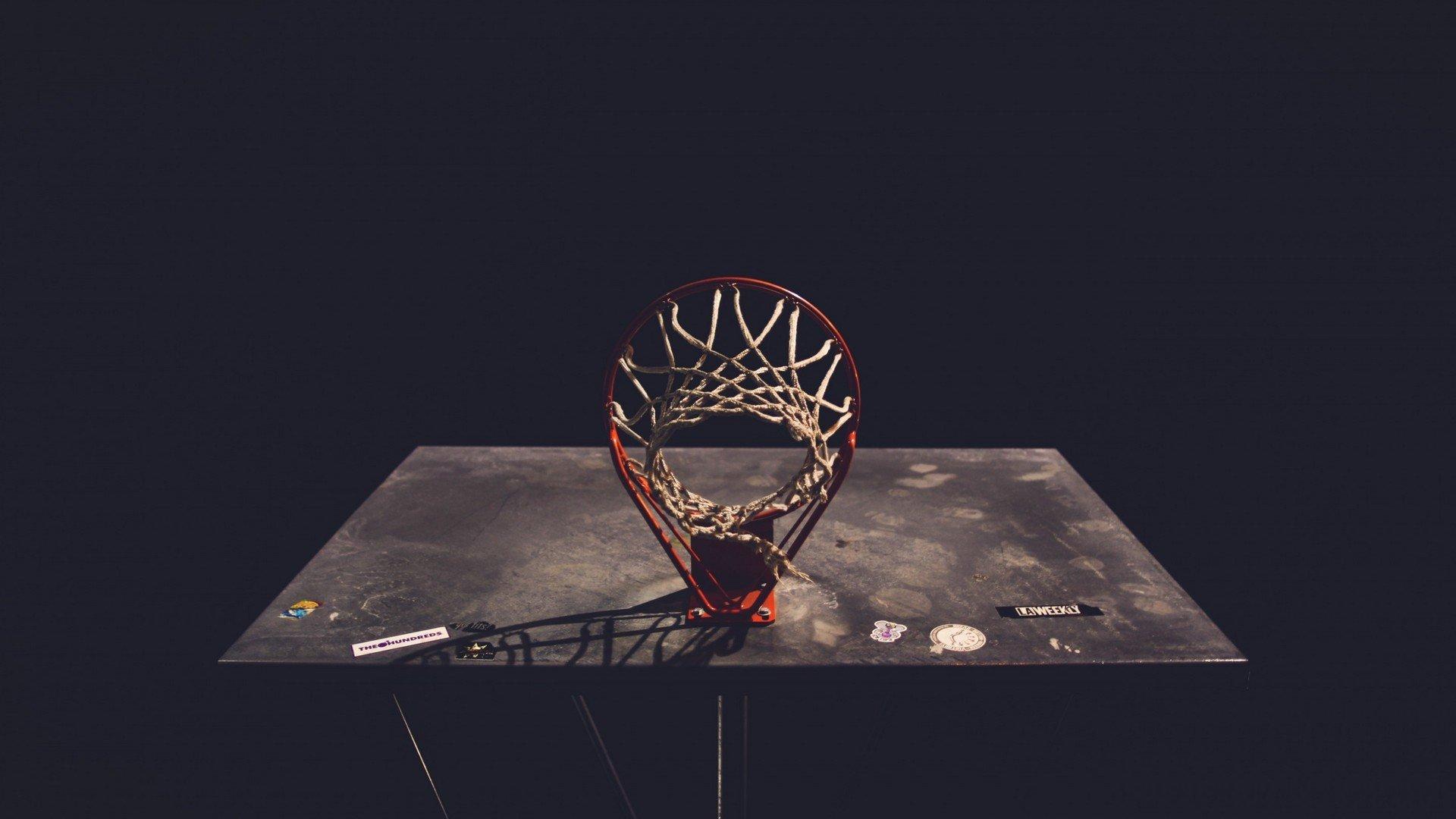 克利夫兰骑士核心拉夫左膝应力性骨折，预计缺阵六至八周，主帅泰伦·卢坦言不幸中的万幸